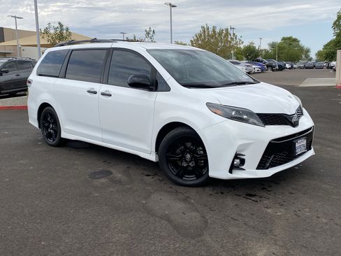 Used 2020 Toyota Sienna SE w/ Nightshade Edition FWD image 33