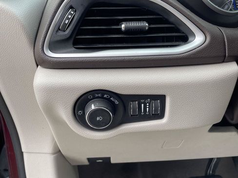 Used 2020 Chrysler Pacifica Touring-L FWD image 18