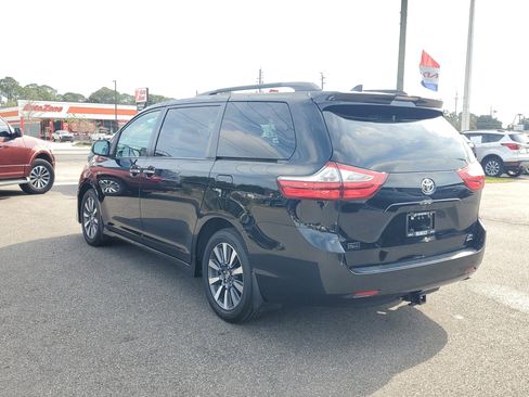 Used 2019 Toyota Sienna XLE image 4