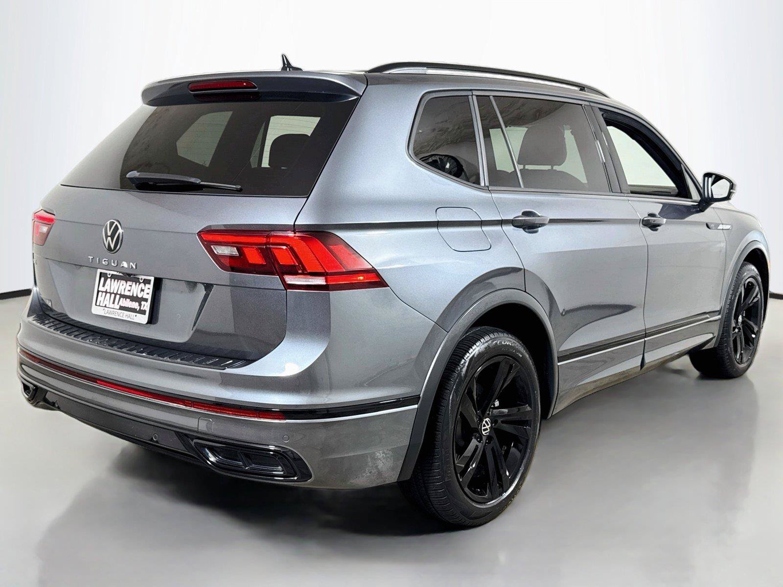 Used 2023 Volkswagen Tiguan SE R-Line FWD image 4