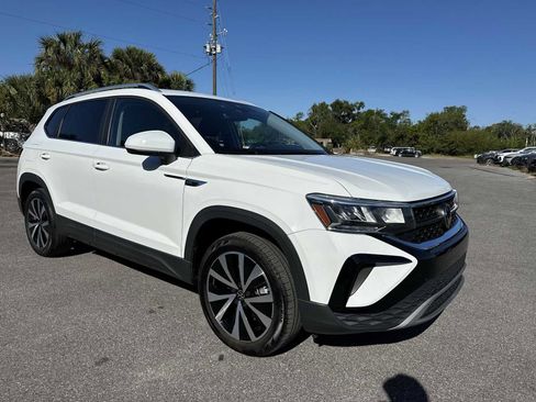 Used 2023 Volkswagen Taos SE w/ Panoramic Sunroof Package AWD/4WD image 8