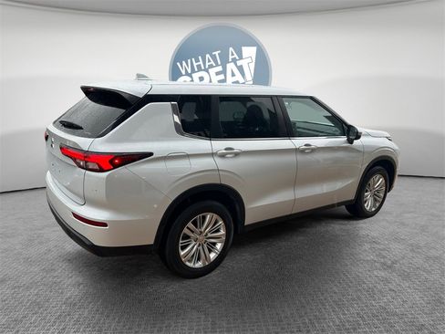 Used 2023 Mitsubishi Outlander ES image 3