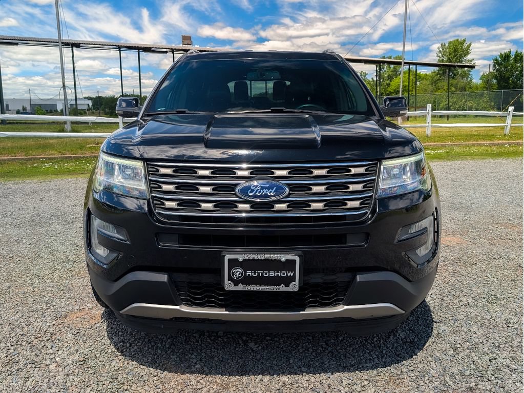 Used 2017 Ford Explorer XLT w/ Equipment Group 202A AWD/4WD image 2