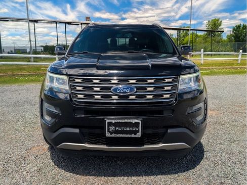 Used 2017 Ford Explorer XLT w/ Equipment Group 202A AWD/4WD image 2