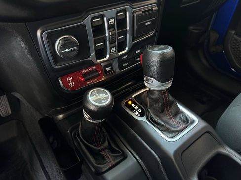 Used 2020 Jeep Wrangler Unlimited Rubicon w/ Dual Top Group AWD/4WD image 18