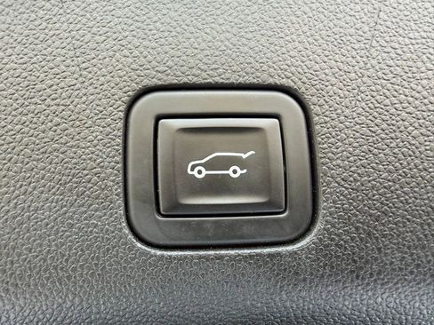 Used 2023 GMC Yukon Denali image 12