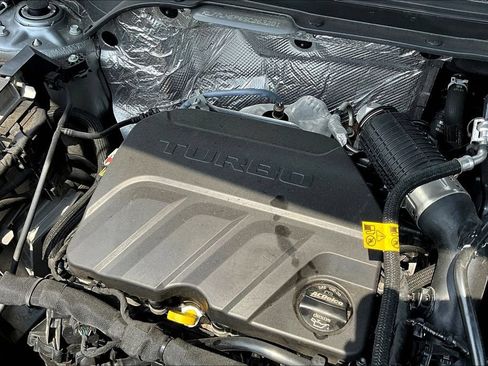 Used 2025 Chevrolet Trax LT w/ LT Convenience Package FWD image 30
