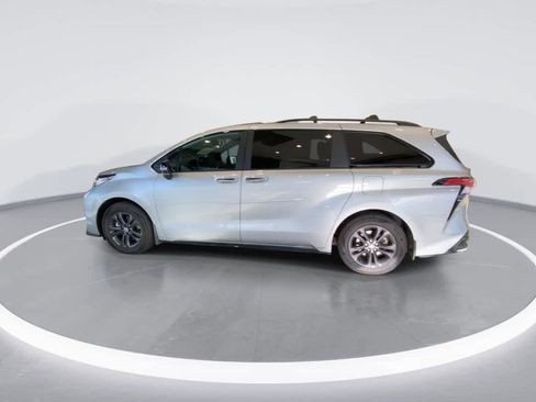 Used 2025 Toyota Sienna XSE w/ XSE Premium Package AWD/4WD image 5