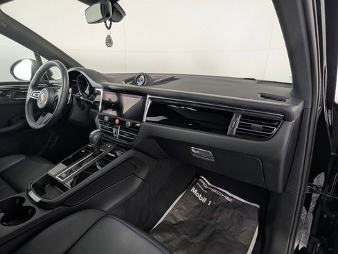 Certified 2025 Porsche Macan image 19