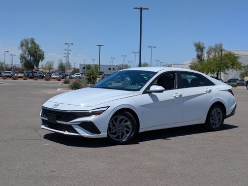 Used 2024 Hyundai Elantra SEL FWD image 31