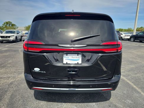 Used 2024 Chrysler Pacifica Touring-L FWD image 5