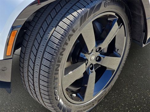 New 2025 Land Rover Defender 130 X-Dynamic SE image 34