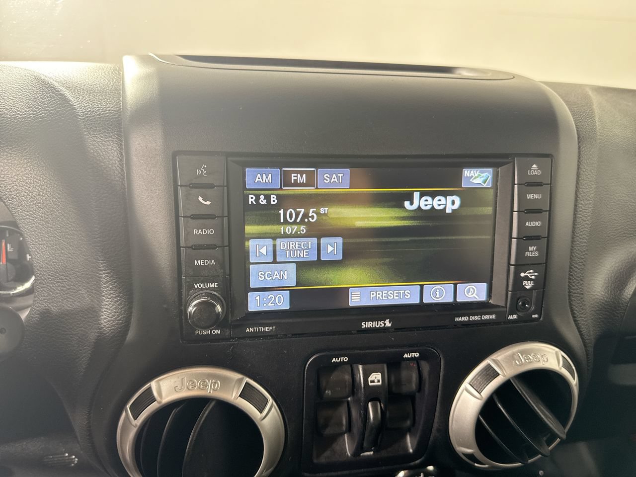 Used 2017 Jeep Wrangler Unlimited Sahara w/ Connectivity Group AWD/4WD image 12