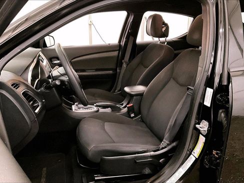 Used 2013 Dodge Avenger SE image 25