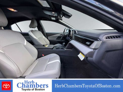 Used 2025 Toyota Camry SE AWD/4WD image 7