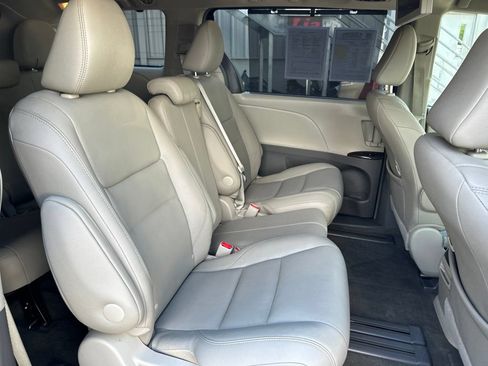 Used 2017 Toyota Sienna XLE Premium FWD image 38