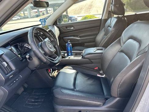 Certified 2023 Nissan Pathfinder SL FWD image 3