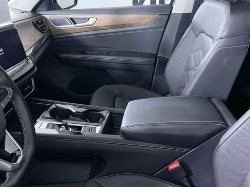 Used 2025 Volkswagen Atlas SE image 20