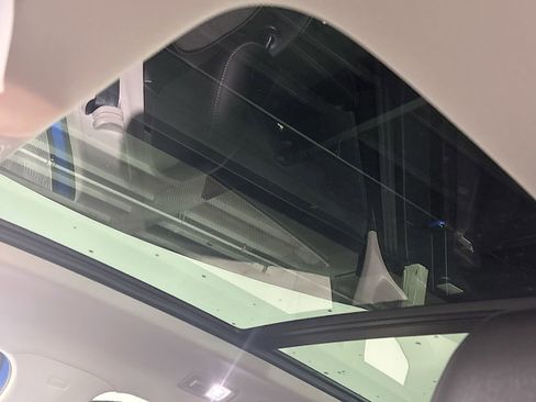 Certified 2025 Volkswagen Taos SE image 18