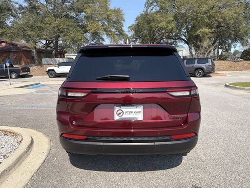 Used 2024 Jeep Grand Cherokee Limited w/ Black Appearance Package image 6