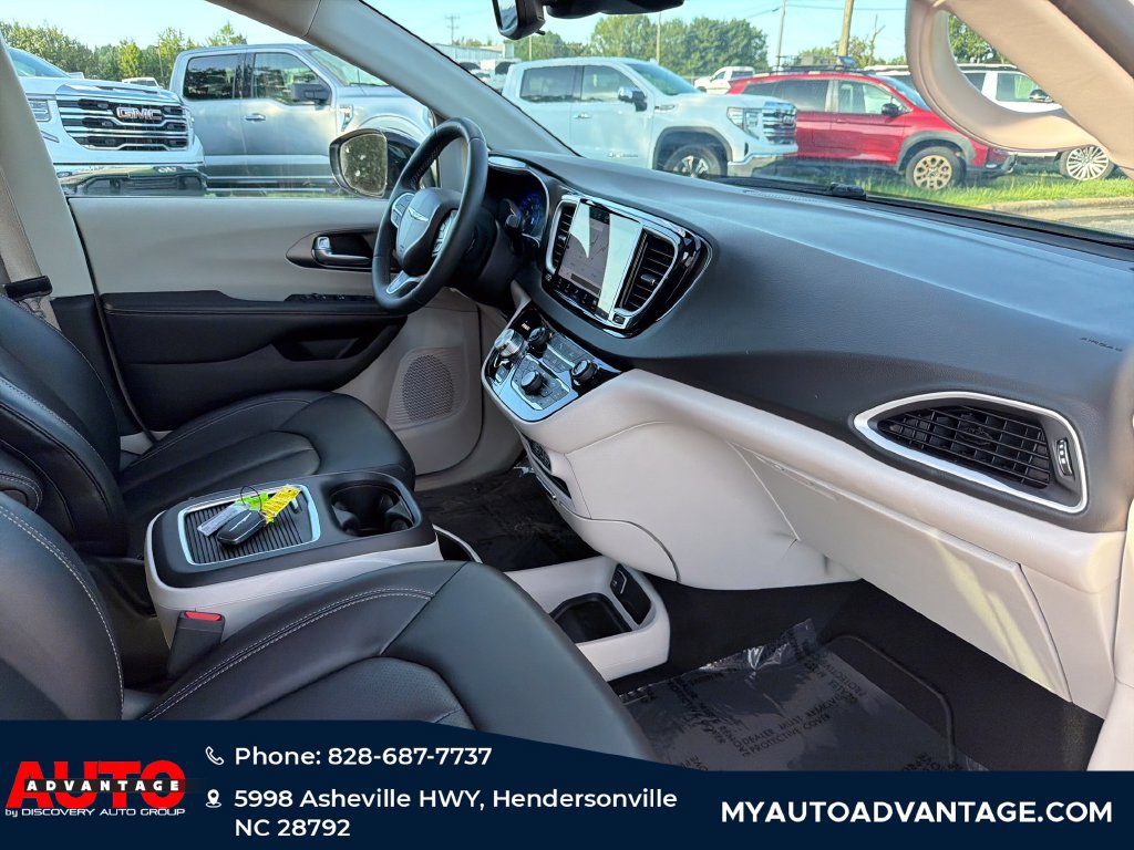 Used 2024 Chrysler Pacifica Touring-L FWD image 34