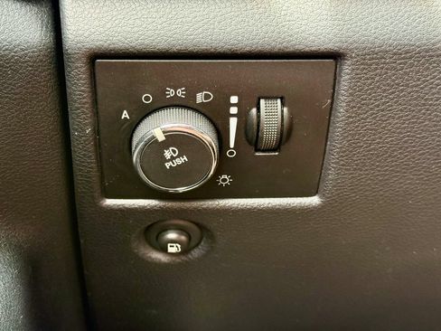 Used 2012 Jeep Grand Cherokee Laredo w/ Laredo E Group AWD/4WD image 27