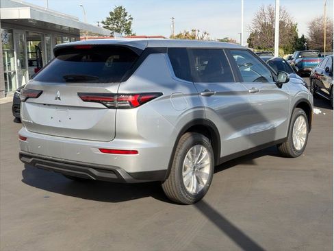 New 2026 Mitsubishi Outlander ES image 5
