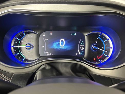 Used 2025 Chrysler Pacifica Pinnacle FWD image 35