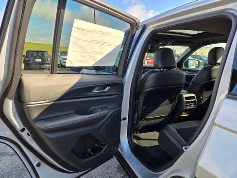 New 2025 Jeep Grand Cherokee Altitude AWD/4WD image 24