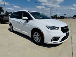 Used 2023 Chrysler Pacifica Touring-L FWD video 2