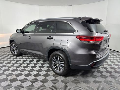 Used 2018 Toyota Highlander XLE image 3