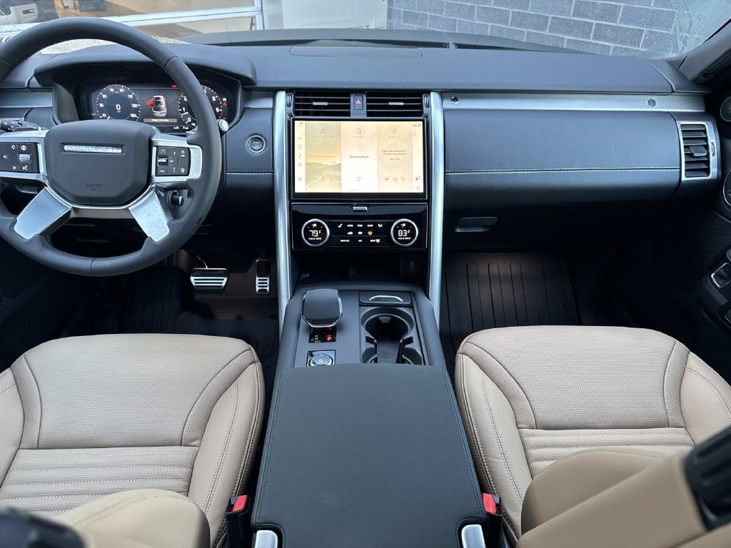 New 2026 Land Rover Discovery Limited Edition AWD/4WD image 17
