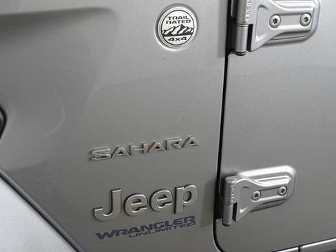 Used 2018 Jeep Wrangler Unlimited Sahara w/ Safety Group AWD/4WD image 39