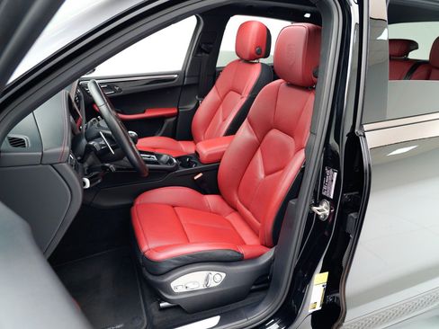 Used 2022 Porsche Macan S image 5