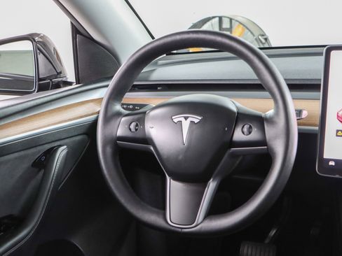 Used 2025 Tesla Model Y Long Range image 12
