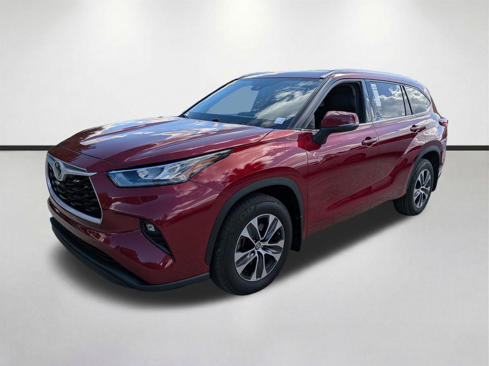 Used 2020 Toyota Highlander XLE AWD/4WD image 8