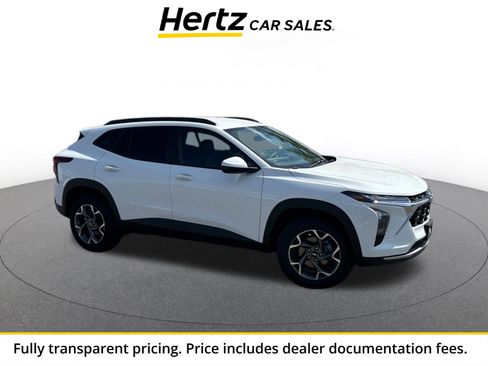 Used 2025 Chevrolet Trax LT FWD image 1