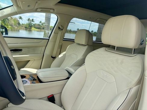 Used 2023 Bentley Bentayga Extended Wheelbase image 2