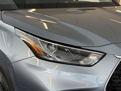 Used 2022 Toyota Highlander XLE AWD/4WD image 9