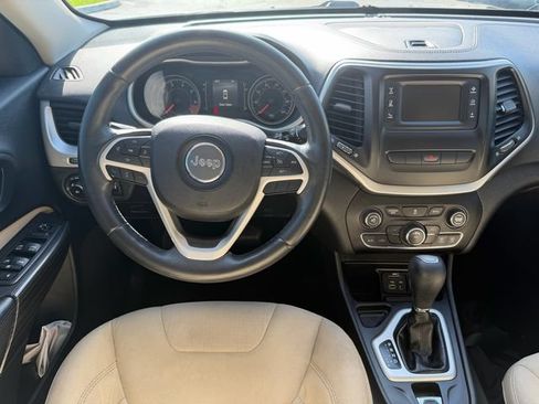 Used 2015 Jeep Cherokee Latitude FWD image 16