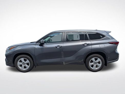 Used 2024 Toyota Highlander LE FWD image 2