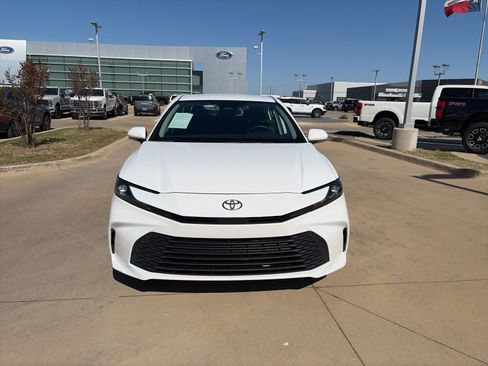 Used 2025 Toyota Camry LE FWD image 8