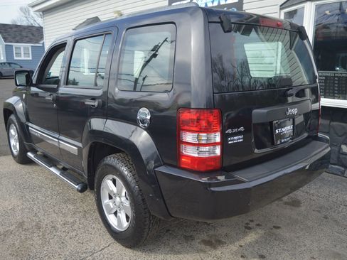 Used 2010 Jeep Liberty Sport image 3