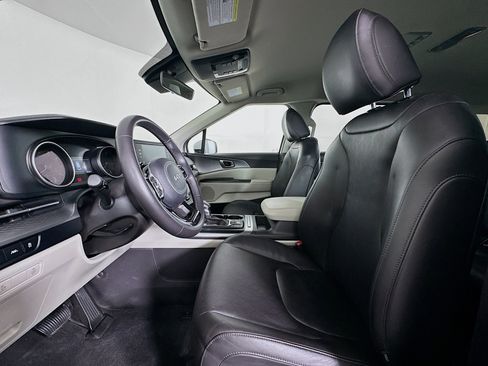 Used 2024 Kia Carnival LX image 13