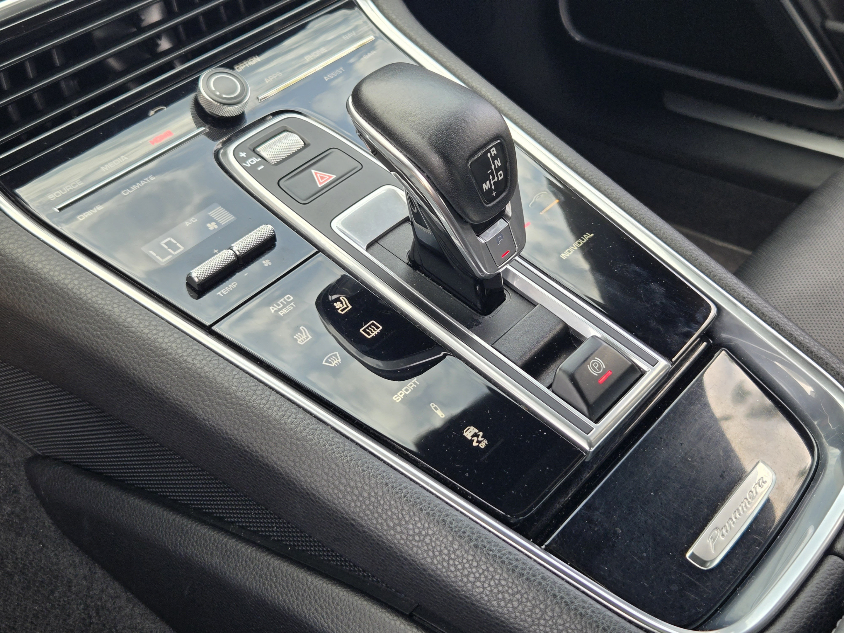 Used 2017 Porsche Panamera image 15
