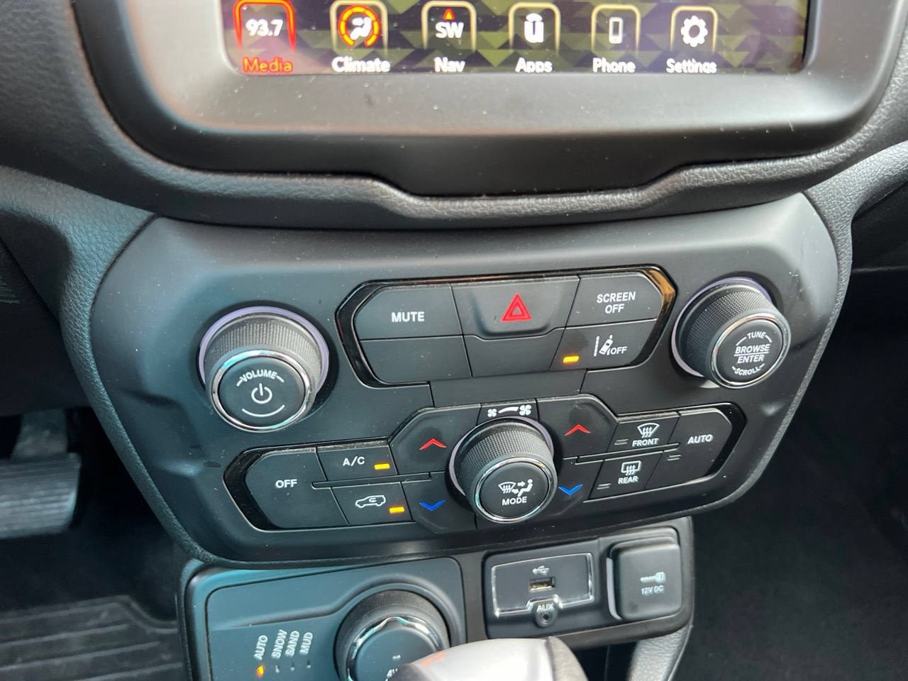 Used 2023 Jeep Renegade Latitude AWD/4WD image 18