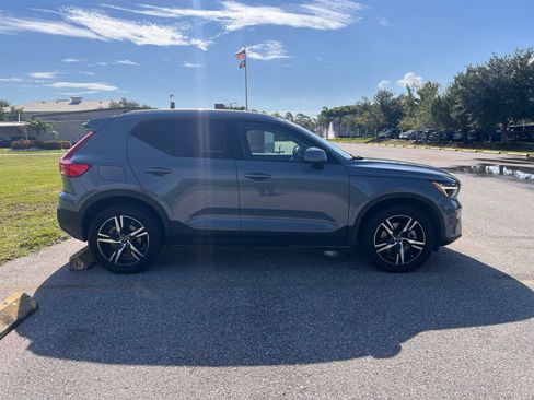 Used 2023 Volvo XC40 B4 Core w/ Convenience Package FWD image 3