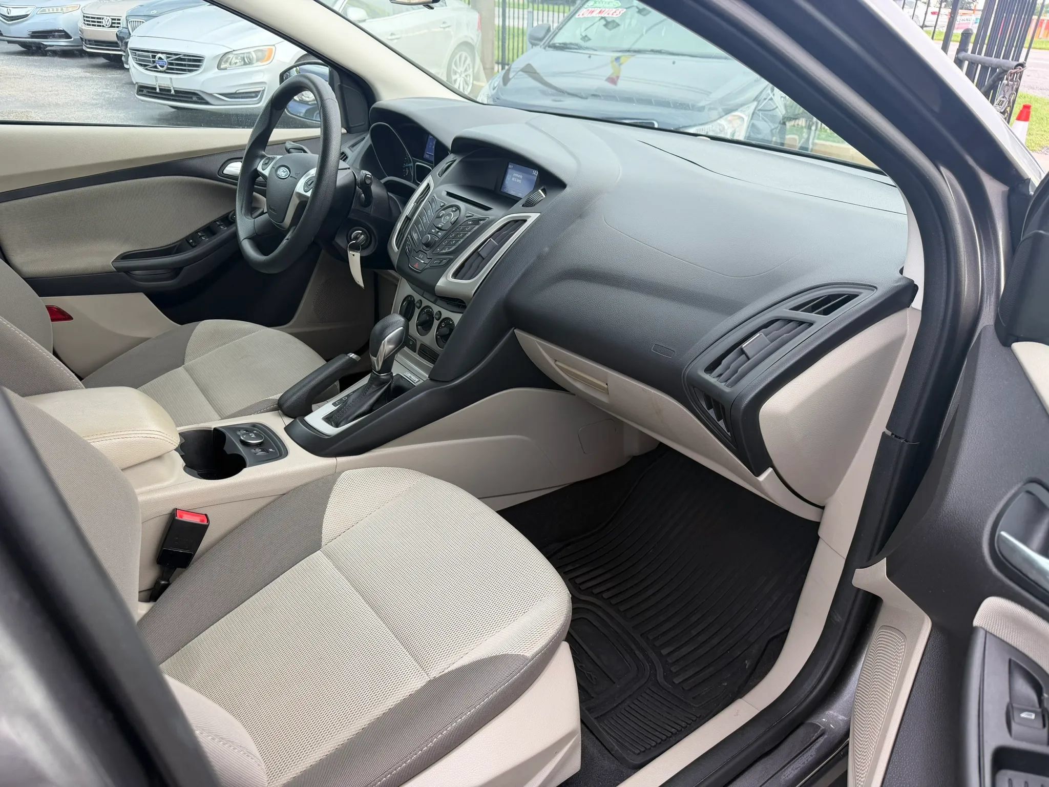 Used 2014 Ford Focus SE w/ SE Winter Package FWD image 10