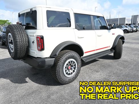 New 2026 Ford Bronco Outer Banks w/ Sasquatch Package AWD/4WD image 3