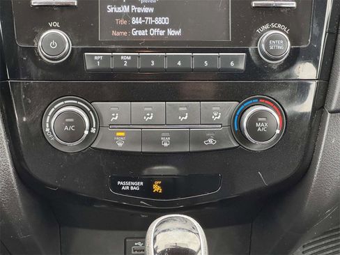 Used 2017 Nissan Rogue S image 5